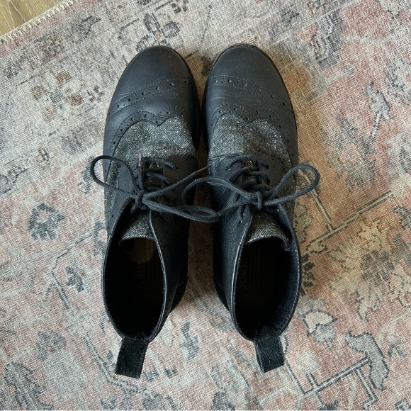 TOMS Men's Black Leather Wingtip Lace Up Brogue Boots with Vibram Soles - Picture 8 of 11